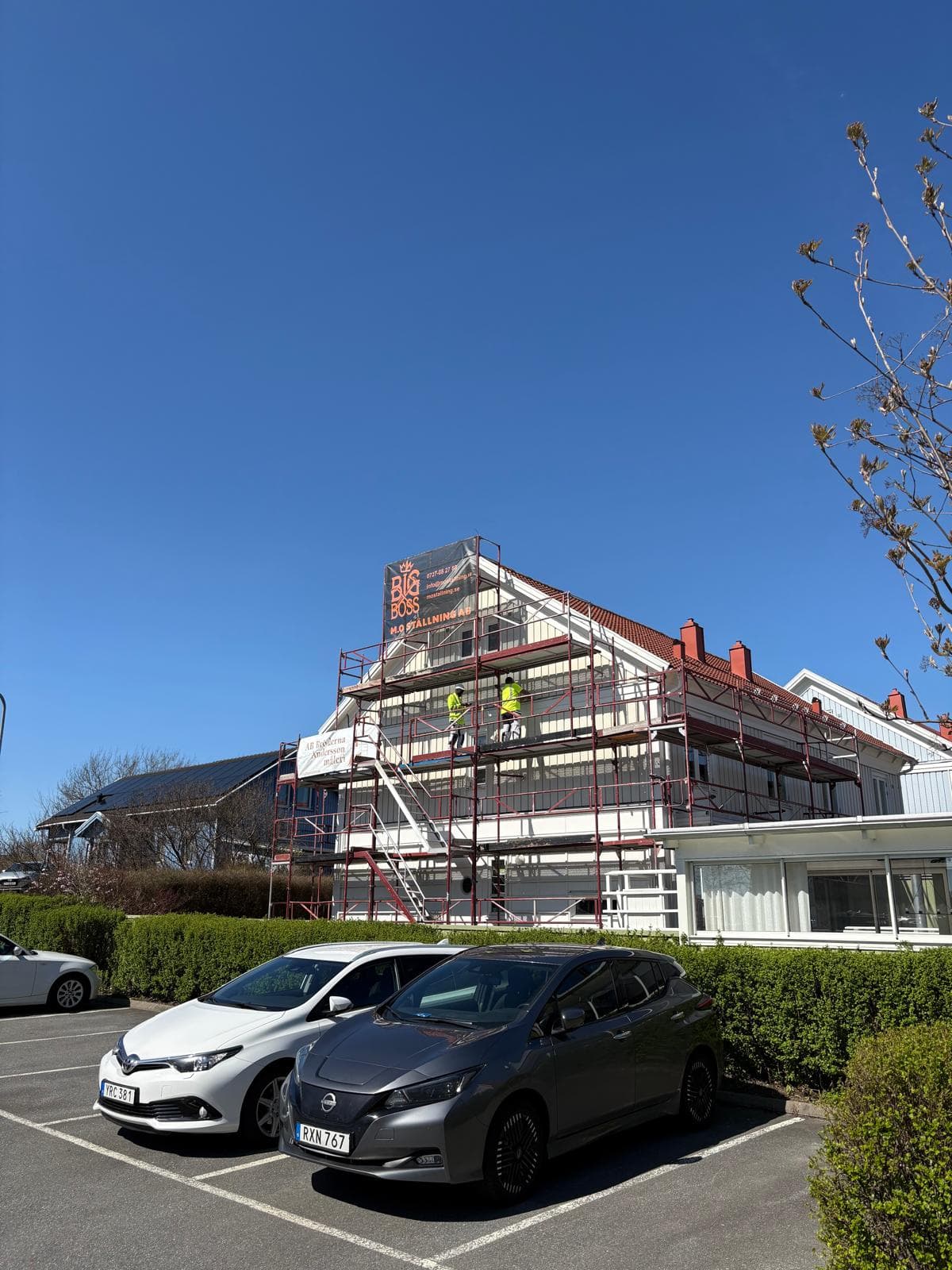 Parhus i Mölndal med ställning under ommålning av fasaden.
