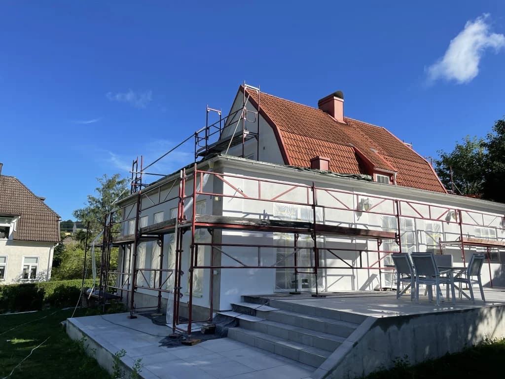 Villa med teglat tak under ommålning, Bröderna Anderssons Måleri.