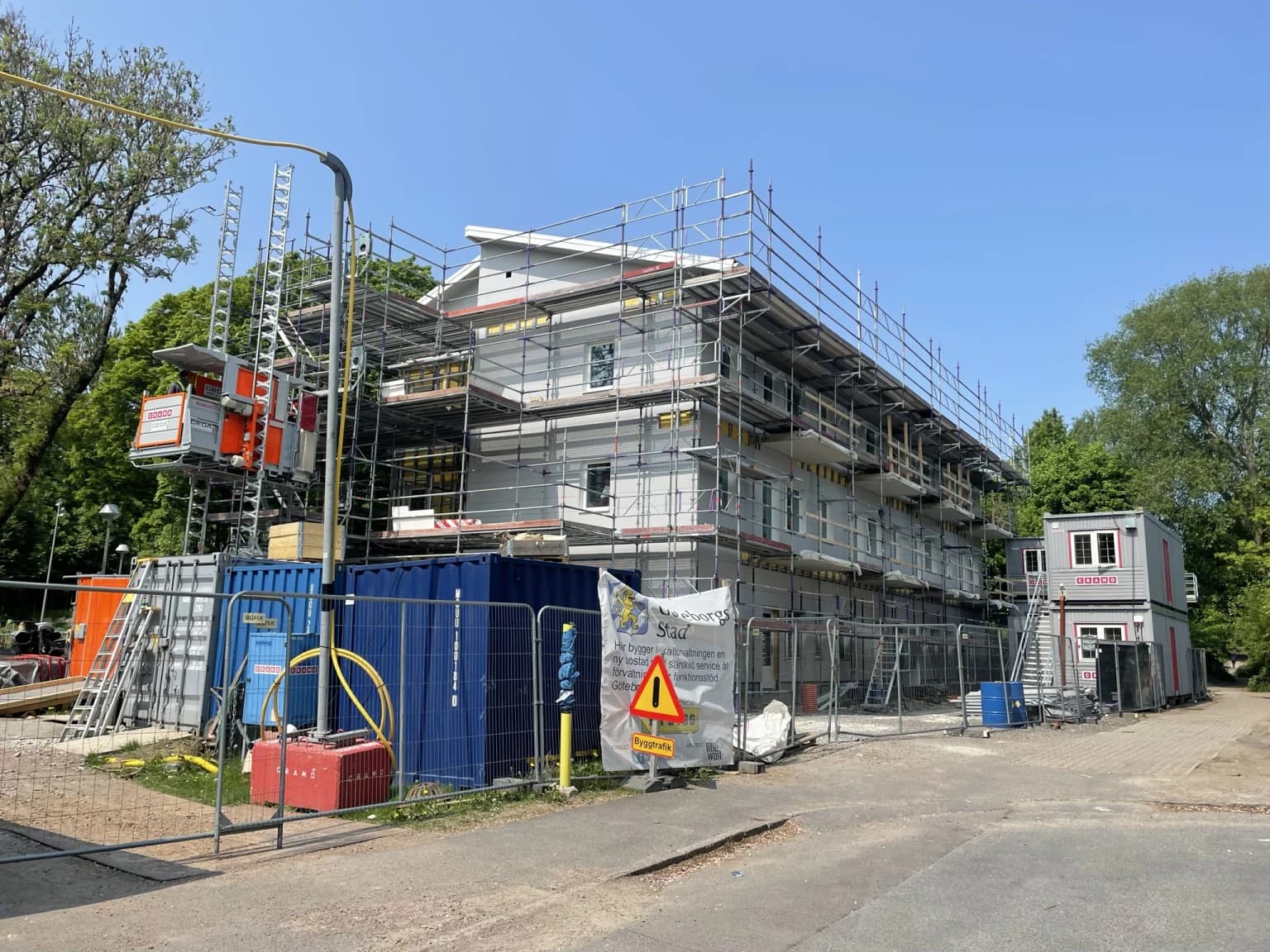 Målare i Göteborg: större byggprojekt med ställning, målat av Bröderna Anderssons Måleri.
