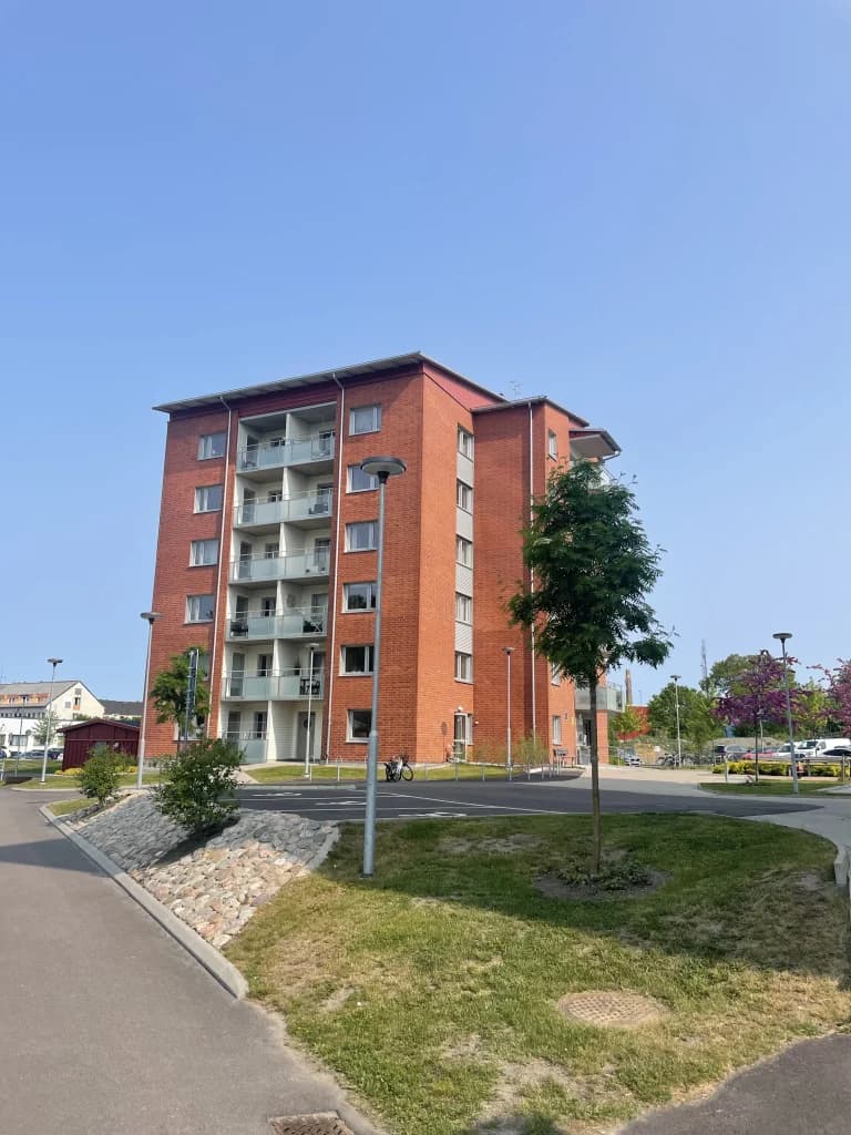 Tegelbyggnad i Mölndal - typisk fastighetstyp för trapphusmålning.